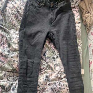 Jeans snake medium lager 157 - Storlek medium Skinny Stretchiga  Nypris 200kr Skick: lite slitna 