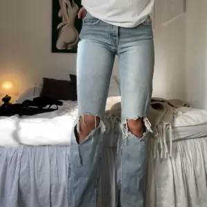 Slutsålda Zara jeans som är midwaist. Storlek 36, kommer inte till använding längre. Bra skick! 💕