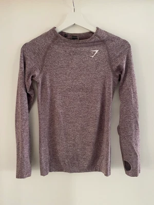Gymshark top långärmad  - Träningstopp från gymshark. Bra skick då den är använd väldigt lite, ca 3ggr. Storlek small som även passar en som är small/medium (som jag själv) 