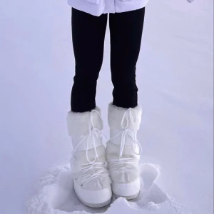 Moon boots - Intressekoll - på mina älskade icon white faux-fur moon boots🤍 De är endast använda ett fåtal gånger. Nypris är 3 300 kr❄️💕