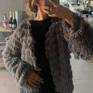 Pälsjacka  - Säljer denna pälsjacka i storlek M från Kappahl. 