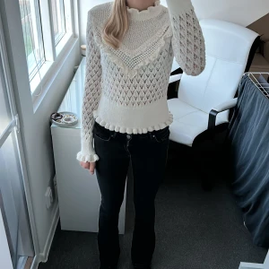 Beige Zara blus  - Säljer denna jätte fina stickade blusen från Zara då den inte kommer till användning. Typ aldrig använd så i bra skick. Storlek S men passar även Xs. Original pris 399 kr. Köparen står för frakten!!