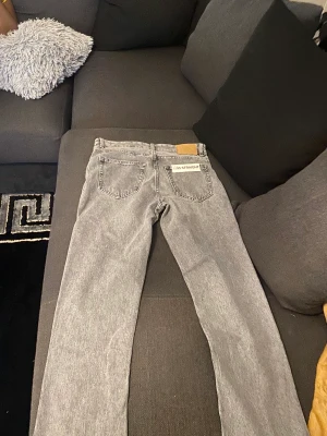Grå jeans - Helt nya med kvitto  Storlek 38  Passar folk som har s 