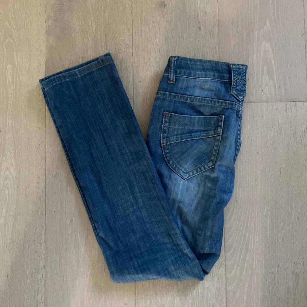 Low waist jeans med ljus tvätt. Köparen står för frakt.. Jeans & Byxor.