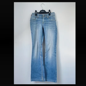 Lågmidjade bootcut jeans - Säljer dessa för de är för små, innerbenslängden är 75, midjemått är 78. Har tyvärr inga bilder på då de är för små.