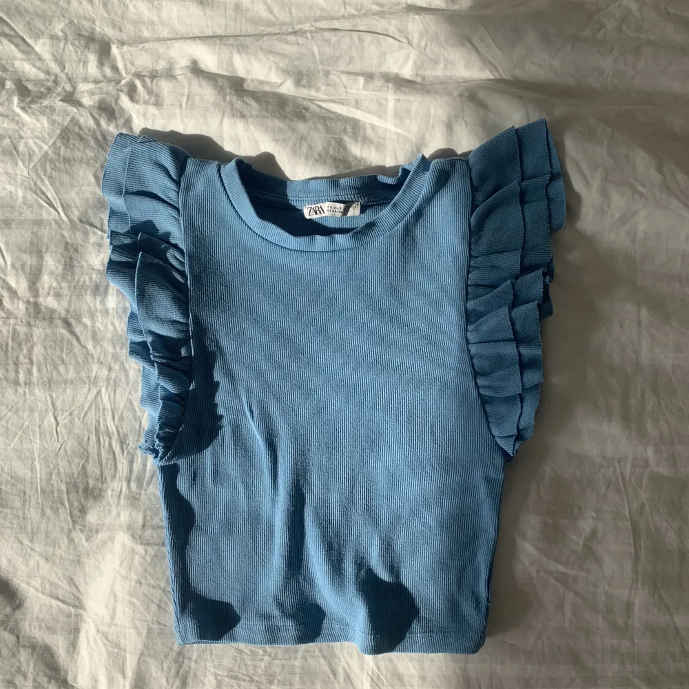 Säljer denna jättefina volang tröjan från zara. . T-shirts.