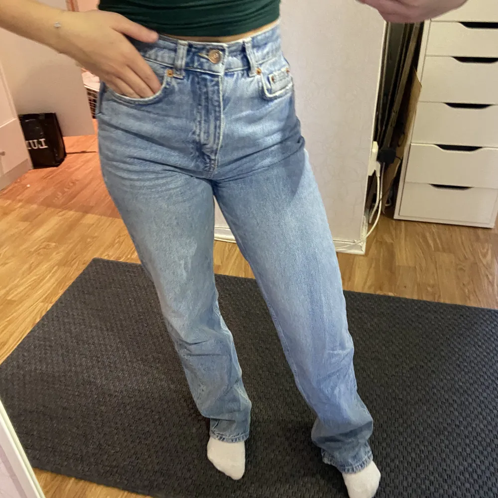 Ett par raka jeans från Gina i storlek 32. Är i petite längd men är långa för mig som är 152 cm. Köparen står för frakt.. Jeans & Byxor.