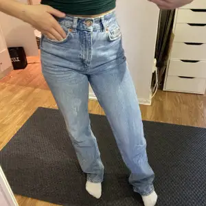 Ett par raka jeans från Gina i storlek 32. Är i petite längd men är långa för mig som är 152 cm. Köparen står för frakt.