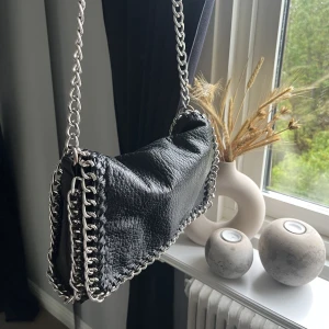 Tiamo väska  - Snugg tiamo väska i M🥰 la ut igen för att jag inte fick bort budgivningen och kunde inte sänka priset! Skriv för fler frågor