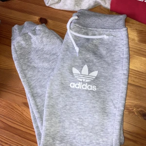 Adidasbyxor  - Gråa mjukis byxor. Storlek. 134/140. Använda en gång, tyvärr försmå för mig. 