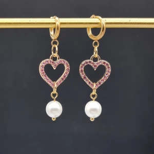 Handgjorda örhängen  - Handgjorda fina hjärt örhängen  🖤Gjord i bra kvalitet 💎●Material-100% rostfritt ,zinklegeringar och  glas pärlor●Örhängeskrokar -rostfritt stål. Nickel fri. Längd -5cm [Frakt 15kr]●