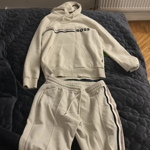 Hugo boss dress - Hoodien är i M och byxorna är i M hela sättet från början kostade 3000kr och jag kör en budgivning som börjar på 700kr