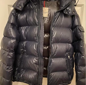 Monclear Maya Navy Blue - Säljer för är sugen på att köpa ny, Dm vid funderingar