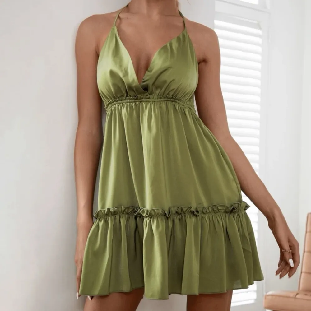 Superfin olivgrön klänning i storlek S som inte längre kommer till användning 💚Köptes för 299kr men säljer för 200, köpare står för frakt men kan också mötas upp 💚. Klänningar.
