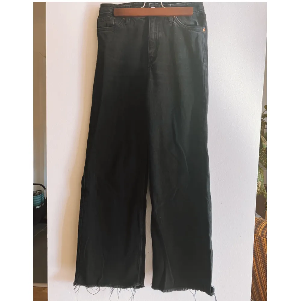 Jeans från Monki modell Yoko  Förkortade till innerben 72cm (jag är 160cm) Ett litet hål var midjan varit intagen innan - se bild Säljes pga för små, storlek W26. Jeans & Byxor.