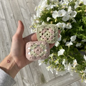 AirPods fodral  - Virkar egna airpodsfodral. Perfekta för att skydda aipodsen mot repor och fin detalj när det ligger framme 🫶🏻.   Du väljer helt själv färg/färger (sista bilden) så virkar jag efter dina önskemål! 