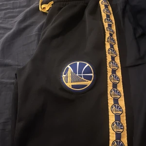 Träningsbyxor  - NBA träningsbyxor, knappt använd & bra skick 