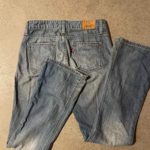 Jättefina lågmidjade flared jeans från Levi’s i bra skick! Midjemåttet är 37 cm tvärsöver och innerbenslängd är 81 cm. Köparen står för frakten 💓