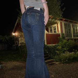 Säljer mina true religion jeans i storlek 24. Dem är bootcut och jätte lågmidjade med detaljer på  fickorna. Buda privat❤️OBS köparen står för frakt vet inte varför det står ”fri frakt”❤️