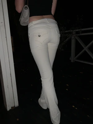 Vita jeans - Säljer mina vita bootcut jeans då de har blivit för små. Det är detaljer på fickorna. Storlek 34❤️pris kan diskuteras. OBS köparen  står för frakt vet inte varför det står ”fri frakt”❤️ jättebra skick❤️