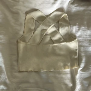 Vit linne med korsad rygg - Kortare linne med korsad rygg💙 