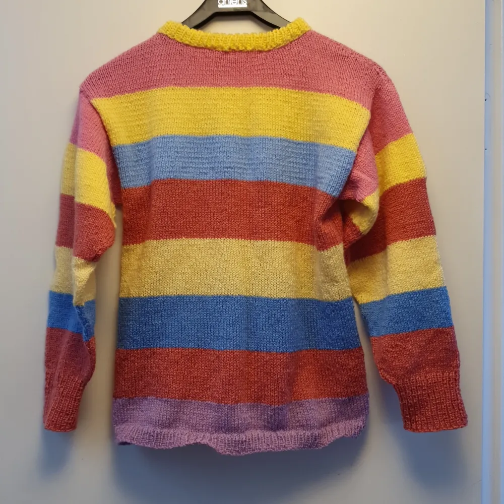 Hemstickad 80-tals tröja  Använd endast ett fåtal gånger  Nyskick. Stickat.