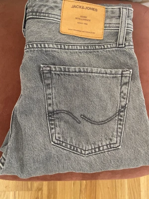 Gråa jeans - Helt nya Jack Jones jeans har redan ett par Levis jeans så säljer dem här Tveka inte om att ställa frågar