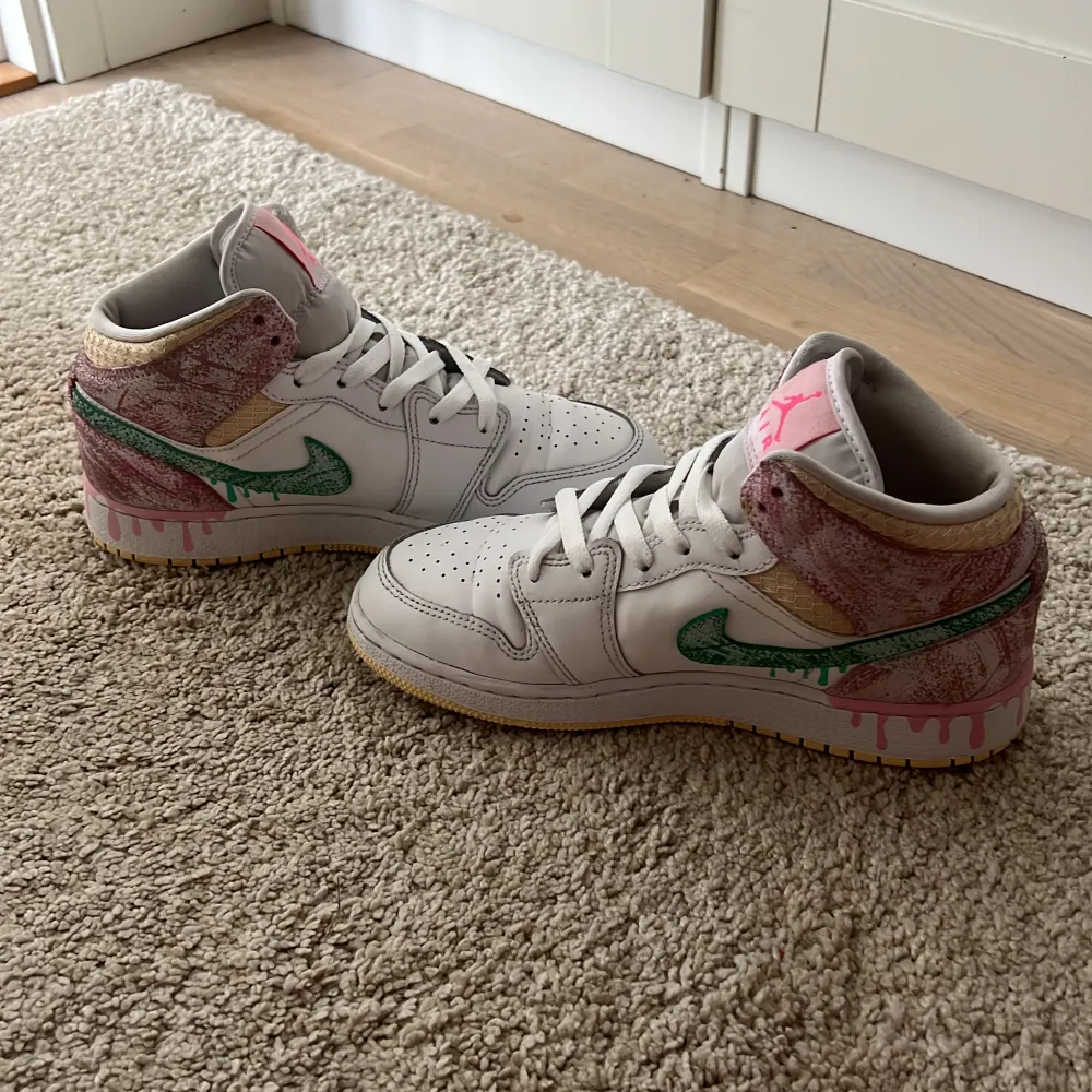 Superfina nike jordans mid som tyvärr aldrig kommer till användning, jättebra skick då jag använt dem några få gånger! köpt dem i usa för ca 3500kr, kan sänka priset vid snabb affär, de är storlek 38 men passar mig som har 37 också! . Kengät.
