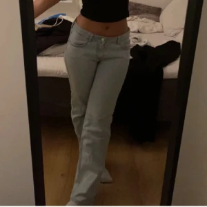 🦋Weekday Jeans🦋 - Fick hem dessa jeans igår men de va alldeles för stora för mig så nu säljer jag de på nytt❤️ (bilden är lånad) Modellen heter ’arrow’❤️ de är köpta här på plick men de är i bra skick och av mig är de endast testade❤️passade perfekt på mig i längden (är 168❤️)