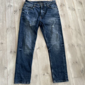 Ripped jeans - Säljer mina sjukt feta mörkblå jeans. Dom är i grymt skick utan några deffekter. Storlek 32/30. Hör av er om ni har fler frågor!