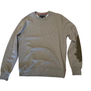Tommy hilfiger crewneck - Tommy hilfiger crewneck 