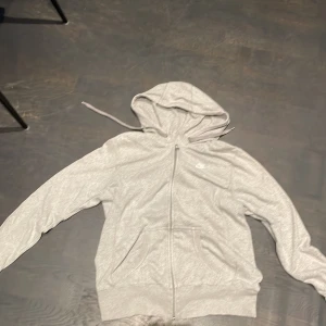 Snygg Nike zip up hoodie - Säljer den då den inte passar mig. Skriv ifall du har frågor
