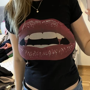 Tshirt med tryck - Tshirt med tryck från Ginatricot i storlek XS men passar även mig som har storlek M. Använd men i bra skick!