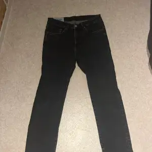Svarta basic jeans. St 31,32 och regular fit. Pris 100kr-nypris 399kr