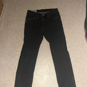 Svarta Jeans - Svarta basic jeans. St 31,32 och regular fit. Pris 100kr-nypris 399kr