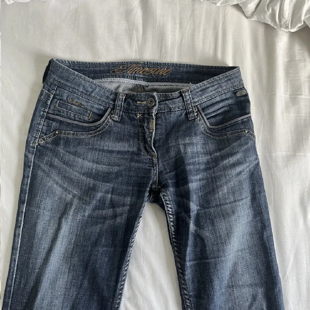 Säljer vidare dessa lågmidjade jeans från timezone i stl S💞De är bootcut/straight i benen. Jeans & Byxor.