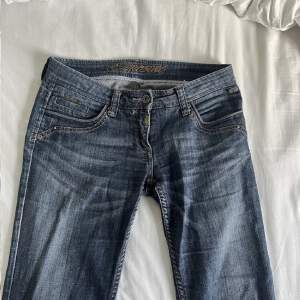 Säljer vidare dessa lågmidjade jeans från timezone i stl S💞De är bootcut/straight i benen