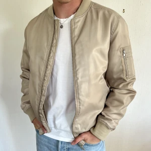 WeSC Beige bomber jacka - Sparsamt använd  Nypris 1600