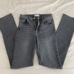 Gråa jeans med slits - Gråa raka jeans med slits från zara. Använda 1 gång