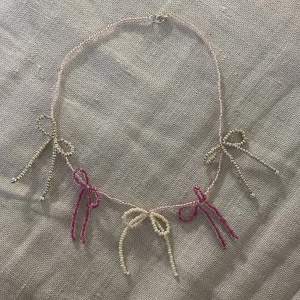 Rosa halsband med pärlade rosetter i olika färger, går att beställa med specifika önskemål 🎀💫✨💖
