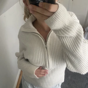 Stickad half zip  - Gosig stickad half zip från HM🤍Mycjet bra skick och bara använd 4-5 gånger, säljer pga jag inte får användning av den🤍