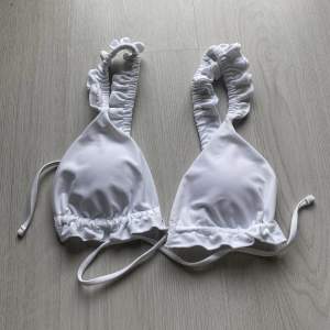 Jättesöt vit bikini överdel i nyskick från shein, säljer pågrund av att jag inte fått någon användning av den, storlek S💗 50kr