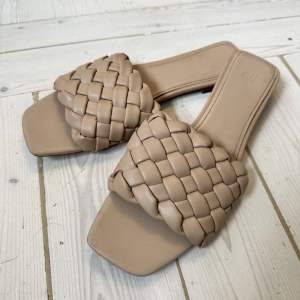 Beige sandaler i flätad läder imitation🤍 Storlek 40, passar dock mig som alltid bär storlek 39. Använda ett fåtal gånger denna sommar, säljes i mycket gott skick!