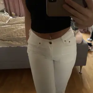 Vita lågmidjade jeans ifrån bikbok!🤍  Aldrig använda då det inte riktigt är min stil! Hellånga på mig som är 166cm lång🤍✨