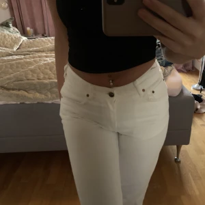 Lågmidjade vita jeans  - Vita lågmidjade jeans ifrån bikbok!🤍  Aldrig använda då det inte riktigt är min stil! Hellånga på mig som är 166cm lång🤍✨