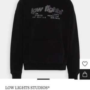 Low Lights hoodie  - Helt ny, knappt använd, storlek M. Nypris: 969kr. 