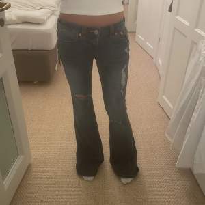 Intressekoll på snygga lågmidjade jeans från True Religion, aldrig använda! Jag är strax under 174! Innerbenslängd: 86 cm Midjemått: 83 cm