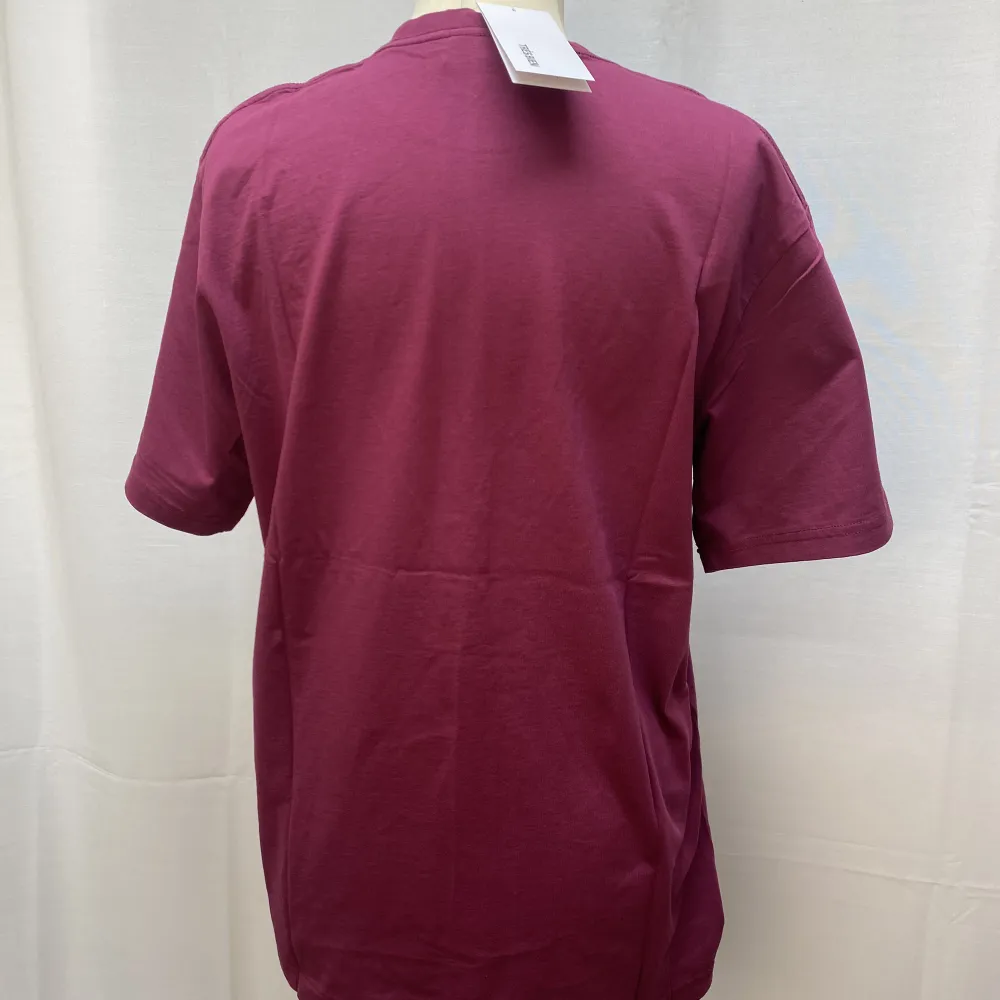Vinröd Tres Bien tröja. Väldigt bra kvalitet på materialet. Nypris är ungefär 1800. Vi har storlekarna S-XL. Graphictee. . T-shirts.