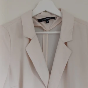 Kappa - Mjuk vit kappa perfekt till finare tillställningar