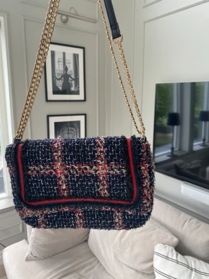 Väska från beck söndersaard - Knappt använd, mycket fint skick förutom kedjan som är pytte lite missfärgad med det syns inte om man inte kollar nära. Köpt för ca 650kr.